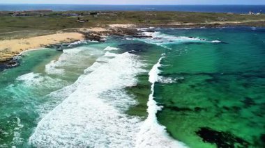 Deneyim nefes kesici ve çarpıcı okyanus manzaraları, manzaralı kıyı şeritlerinin yanında parlak turkuaz suları gösteriyor.