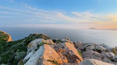 Muhteşem uçurumların, yemyeşil suların ve gün batımında okyanusun büyüleyici panoramik manzarasını deneyimleyin.