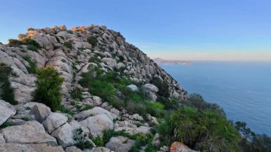 Büyüleyici kayalık arazi, günbatımı saatlerinde canlanan nefes kesici kıyı manzaralarıyla övünür.