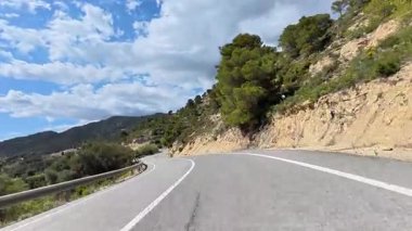 Dağlık arazide şaşırtıcı derecede güzel, dolambaçlı bir yol yılanı doğanın inanılmaz güzelliğini gösteriyor.