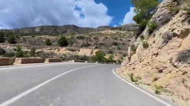 Güzel, dolambaçlı bir yol güzel bir şekilde sergiler çarpıcı manzaralar, canlı bir manzara, ve berrak, mavi gökyüzü