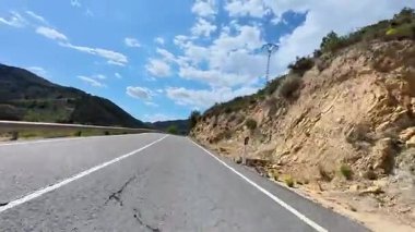 Güzel bir otoyol görkemli dağların arasından esiyor, güzellikler ve açık mavi gökyüzü.