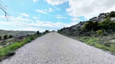 Bereketli yeşillikler ve açık mavi gökyüzü ile çevrili sakin ve sakin bir çakıl yolu. Açık hava maceraları için mükemmel.