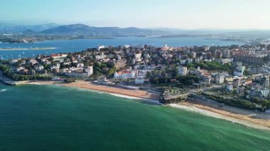 Güzel plajları ve görkemli dağları olan muhteşem bir sahil kasabasının çarpıcı hava manzarasının tadını çıkarın.