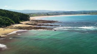 Çarpıcı turkuaz suları, yumuşak kumları ve canlı yeşillikleri olan olağanüstü bir sahili keşfedin.