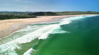 Sıcak güneşin altında altın kumlar ve canlı dalgaların yer aldığı nefes kesici, çarpıcı plaj manzaralarını keşfedin.