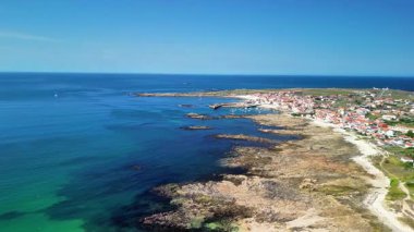 Kristal berrak suları ve sakin bir çevresi olan kıyı manzarasının nefes kesici hava görüntüleri..