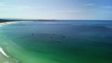 Bu nefes kesici hava görüntülerinde sakin okyanus sularının ve el değmemiş plajların güzelliğini deneyimleyin..