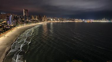 Şehrin güzel gece manzarası