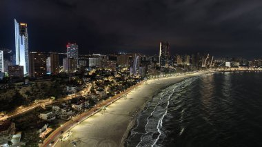 Miami sahilinin gece hava manzarası, Florida..
