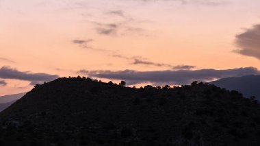 Dağlarda güzel bir gün batımı