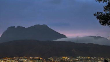 Akşamları dağlarda gün batımının görüntüsü