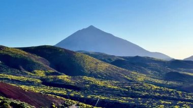 Çarpıcı volkanik araziyi, canlı bitki örtüsünü, muhteşem dağları ve manzaraları keşfetmek için bir maceraya atılın.