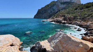 Muhteşem uçurumlara çarpan okyanus dalgalarının zarif manzaraları dingin sahil güzelliğini gözler önüne seriyor.