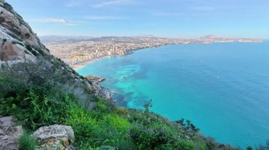Büyüleyici Akdeniz kıyı şeridinin nefes kesici manzarasını resimli yürüyüş yolundan izleyin.