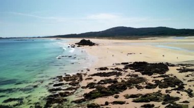 Kristal berrak suları, yumuşak kumları ve çevresini çevreleyen güzel manzaralarıyla nefes kesici bir sahil manzarasının tadını çıkar.