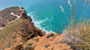 Parlak mavi denizle görkemli bir şekilde buluşan baş döndürücü uçurumları deneyin. Her yerdeki doğa severler için mükemmel.