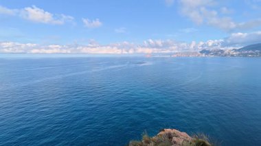 Sakin suları ve güzel gökyüzü olan pitoresk bir deniz manzarası. Kıyı görüntüleri ve rahatlama için mükemmel.