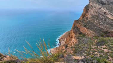 Nefes kesici bir kıyı manzarası görkemli uçurumlar, kristal berrak sular ve canlı yemyeşil bitki örtüsü.