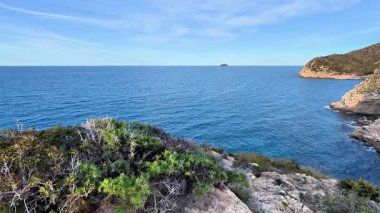 Nefes kesen kıyı manzarası sakin ve dingin suları sergiliyor. Canlı yemyeşil ile güzelce tamamlanmış.