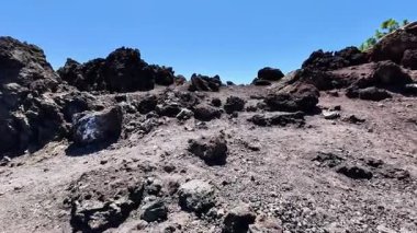 Kayalık arazi ve açık mavi gökyüzü ile volkanik bir arazide maceraya atılmak doğanın güzelliğini gözler önüne serer.