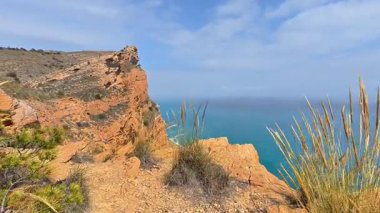 Sersemletici ve etkileyici kayalıklar, bereketli, canlı bitki örtüsüyle sakin bir okyanus manzarasına göz yumacaklar.