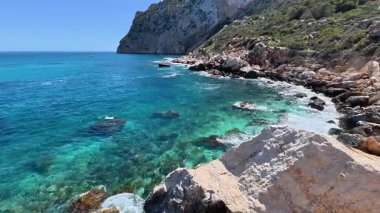 Kristal berrak suları ve sahil boyunca uzanan etkileyici kayalıklarıyla nefes kesici okyanus manzarasını keşfedin.