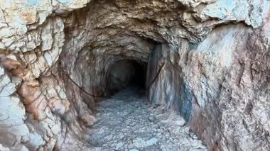 Gizemli bir tünele giriyoruz. Kayalık duvarlar, merak uyandıran karanlık bir geçide açılıyor. Keşfedilmeyi bekliyor.