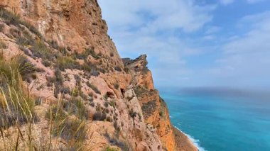 Bu kıyı manzarasındaki soluk kesici uçurumları ve gök mavisi okyanusu manzaralarını keşfetmek için bir maceraya atılın.