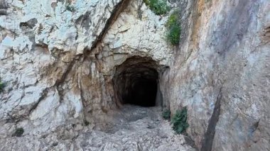 Engebeli arazide oyulmuş karanlık mağara tünellerine bir göz atmak macera arayanlar için mükemmel bir kaçış yolu yaratır.