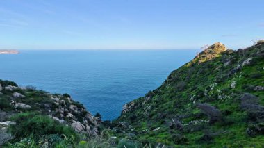 Uçan tepeler, canlı yeşillikler ve çarpıcı sakin okyanus manzaralarıyla nefes kesici bir manzara.