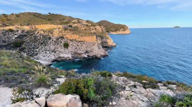 Güzel uçurumlar durgun bir denizin üzerinde yükselir, doğa severler ve fotoğrafçılar için mükemmel bir yerdir.