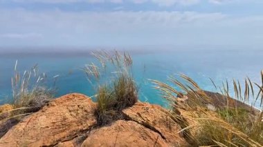 Kayalık kayalıkların nefes kesici ve çarpıcı manzarası pırıl pırıl turkuaz deniz ve yemyeşil çimlerle buluşur.