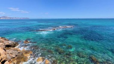 Dramatik kayalık kıyı şeritlerine karşı sakin, pırıl pırıl turkuaz suların nefes kesici ve çarpıcı manzarasını keşfedin