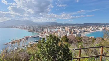 Canlı bir sahil şehrinin nefes kesici panoramik manzarası, seyahat meraklıları ve doğa severler için mükemmel..