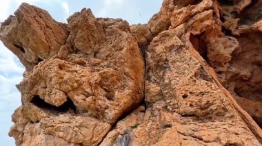 Karmaşık kaya oluşumlarını keşfedin ve bu büyüleyici kayalıklarda görünen büyüleyici dokularla birlikte keşfedin.