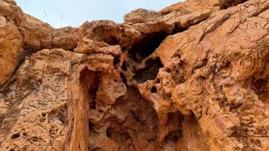 Karmaşık dokular ve çeşitli doğal ortamlardaki toprak tonlarıyla çarpıcı kaya oluşumlarını keşfedin.