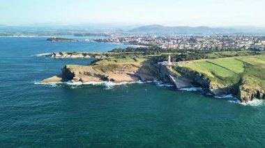 Havadan bakıldığında dramatik uçurumlar, bir deniz feneri ve çarpıcı bir okyanus manzarasındaki geniş kıyı manzaraları görülüyor.