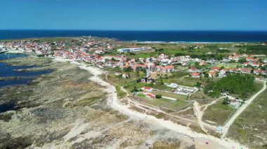 Nefes kesici ve büyüleyici bir hava manzarası deniz kıyısında güzel bir kıyı köyünü gözler önüne seriyor.