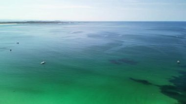 Göz kamaştırıcı hava görüntüleri mükemmel bir şekilde berrak gökyüzünün altında canlı turkuaz okyanus dalgalarını yakalıyor.