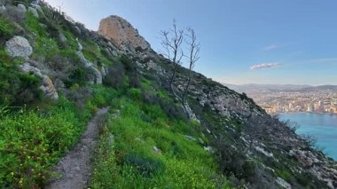 Bu nefes kesici yamaç yolu hem kıyı şeridi hem de şehir manzarası için inanılmaz bir panoramik manzara sunuyor.