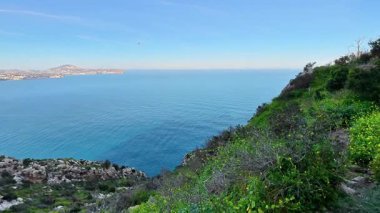 Sakin ve kristal mavi sular üzerinde çarpıcı panoramik görüntülere yol açan nefes kesici bir kıyı yolu.