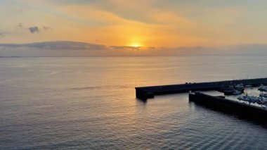 Gerçekten nefes kesici ve büyüleyici bir gün batımı manzarası sakin suların üzerinde ve resim gibi, büyüleyici bir iskele.