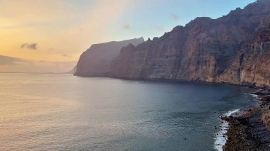 Gün batımında çarpıcı sahil uçurumlarının havadan görünüşü, ruhu büyüleyen huzurlu bir manzara yaratır.