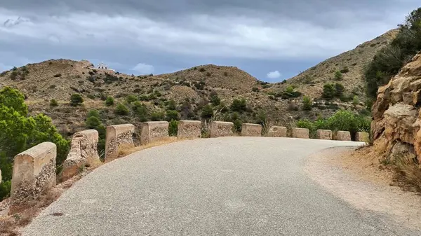 Çok güzel, dolambaçlı bir dağ yolu zarifçe gösterişli doğalar inanılmaz bir ihtişam ve çarpıcı manzaralar.