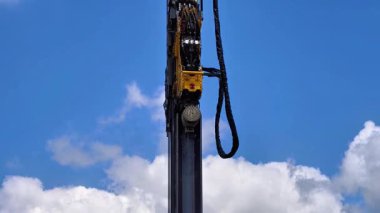 Mavi gökyüzü arka planında inşaat vinci.