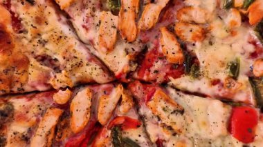 Lezzetli ve ağız sulandıran bir tavuk pizzası. Lezzetli malzemelerini ve çıtır çıtır kabuğunu gözler önüne seriyor.