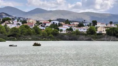 Huzurlu ve sakin bir göl kenarı manzarası büyüleyici bir dağ zeminine kurulmuş büyüleyici konutlar.