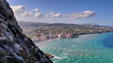 Büyüleyici bir panoramik manzara, canlı bir kıyı şehrini güzel bir şekilde okyanus zeminine karşı sergiliyor.