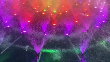 Bu büyüleyici fıskiyede çarpıcı renkli su jetleri ve canlı ışıklar görün..